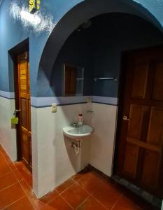 Et badeværelse på Hostal tortuga viajera