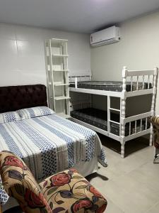 Postel nebo postele na pokoji v ubytování APTO3 COM AR COND. WIFI E TV SMART