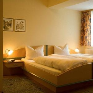 - une chambre avec un lit doté d'oreillers et d'une fenêtre dans l'établissement Gasthof Bauer, à Steyr