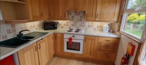 A kitchen or kitchenette at Little Oaks Chalet - St. Merryn, Padstow