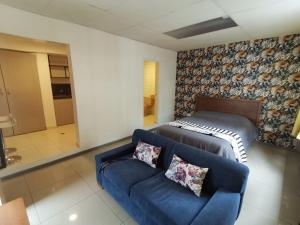 a living room with a couch and a bed at Hermoso Loft in Quito