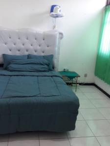 Tempat tidur dalam kamar di Madureso asri homestay