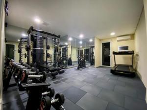 ein Fitnessstudio mit einem Haufen Ausrüstung in einem Zimmer in der Unterkunft Nevada Ketapang Hotel in Ketapang