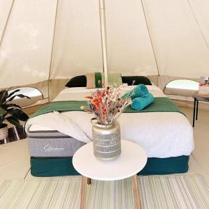 Postel nebo postele na pokoji v ubytování Iluka Retreat Glamping Village