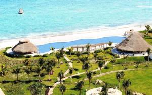 een luchtzicht op een resort in de buurt van het strand bij Beachfront Loft Amara Cancun in Cancun