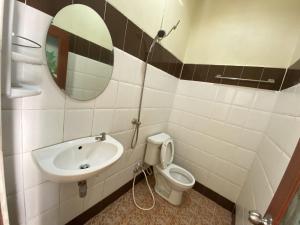 Bathroom sa Baan Rim Nam Resort