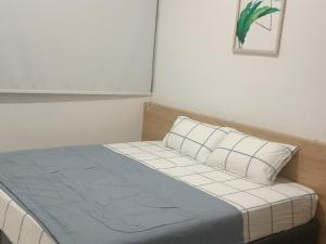 アロースターにあるNZ Residence-Imperio Alor Setar 3BR Homestay Apartmentのベッド1台(青い毛布、枕付)