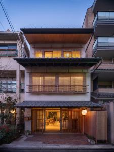 - Vistas al exterior de un edificio con patio en 2254, en Kioto