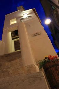 普利亞區格拉維納的住宿－Fondo Vito，建筑的侧面有时钟