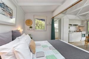 1 dormitorio con 1 cama y cocina en Apollo Bay Beach Bungalow - Couples Retreat, en Apollo Bay