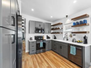 una grande cucina con elettrodomestici in acciaio inossidabile e pavimenti in legno di CB Surf Cottage cottage a Carolina Beach