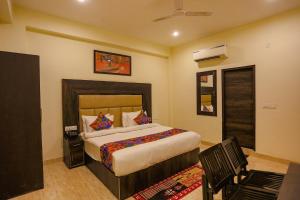 een slaapkamer met een groot bed in een kamer bij FabHotel The Kiara in New Delhi