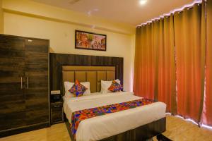 een slaapkamer met een groot bed in een kamer bij FabHotel The Kiara in New Delhi
