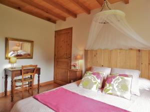 A bed or beds in a room at Charming house with private spa