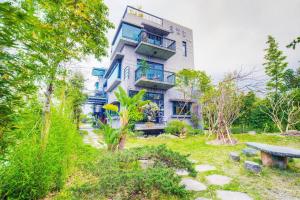冬山乡建築師湧泉泡湯會館的前面有长凳的建筑