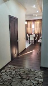 Habitación con puerta, mesa y sillas en Apartment studio with good view, en Bishkek