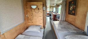 a room with two beds in a trailer at Atomi CountryBus in Aucugals