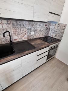 Kuchyň nebo kuchyňský kout v ubytování Villa Edoardo con pineta a 250 metri dal mare