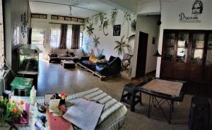 Monkey Mind Hostel في مادغاون: غرفة معيشة مع أريكة وطاولة
