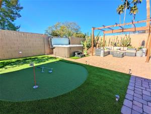 un putting green con campo de minigolf en Scottsdale Designer Oasis - Private Pool & Insta Getaway en Scottsdale