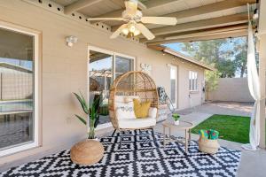 porche con silla y ventilador de techo en Scottsdale Designer Oasis - Private Pool & Insta Getaway en Scottsdale