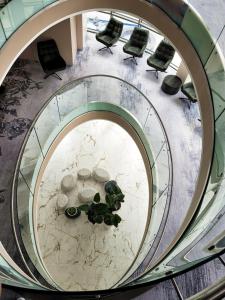 a circular glass table with a plant on top of it at Mineral SPA Draugystė in Druskininkai