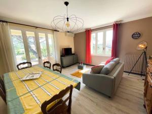 TV a/nebo společenská místnost v ubytování Villa La Muse avec piscine privée et chauffée