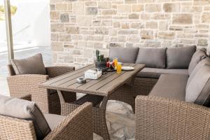 Posezení v ubytování AEONIOS LUXURY VILLA