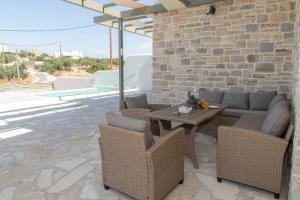 Bazén v ubytování AEONIOS LUXURY VILLA nebo v jeho okolí