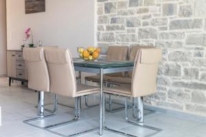 Posezení v ubytování AEONIOS LUXURY VILLA