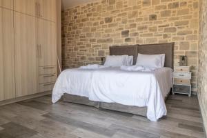 Postel nebo postele na pokoji v ubytování AEONIOS LUXURY VILLA