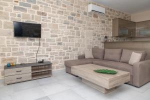 TV a/nebo společenská místnost v ubytování AEONIOS LUXURY VILLA