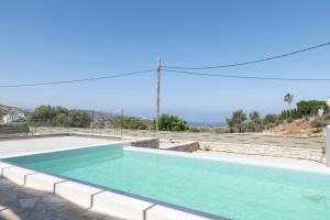 Bazén v ubytování AEONIOS LUXURY VILLA nebo v jeho okolí