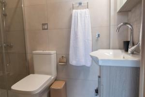 Koupelna v ubytování AEONIOS LUXURY VILLA