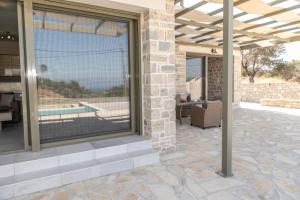 Bazén v ubytování AEONIOS LUXURY VILLA nebo v jeho okolí
