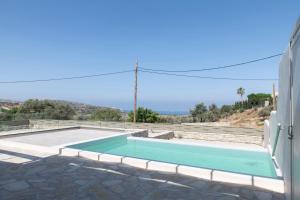 Bazén v ubytování AEONIOS LUXURY VILLA nebo v jeho okolí