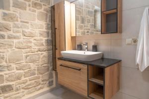 Koupelna v ubytování AEONIOS LUXURY VILLA