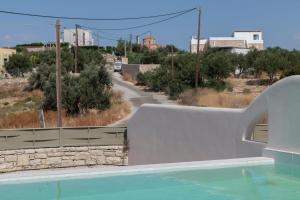 Bazén v ubytování AEONIOS LUXURY VILLA nebo v jeho okolí