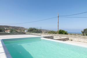 Bazén v ubytování AEONIOS LUXURY VILLA nebo v jeho okolí