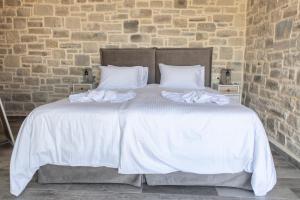 Postel nebo postele na pokoji v ubytování AEONIOS LUXURY VILLA