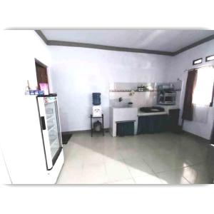 um quarto com uma cozinha com um frigorífico em Situ Gede Indah HOMESTAY em Tasikmalaya
