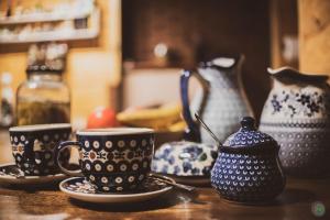 Stara Chata w Beskidach的咖啡和沏茶工具