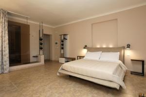 une chambre avec un grand lit et une télévision dans l'établissement SuDaNoi, à Bari