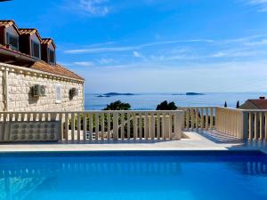 una casa con piscina y valla en Villa Vera Mlini en Mlini