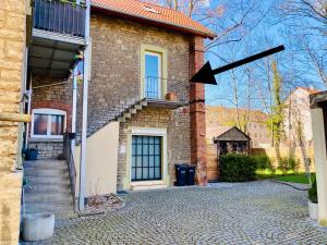 a brick house with an arrow pointing to the left at Ferienwohnung Alte Wäscherei II in Kitzingen