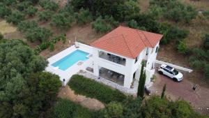 an overhead view of a house with a swimming pool at Kyparissia De Wandelboom in Vrísai +45 photos