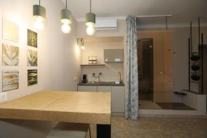 - une cuisine avec une table en bois dans une chambre dans l'établissement SuDaNoi, à Bari