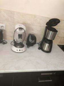 een aanrecht met een blender en een koffiezetapparaat bij le verso in Narbonne