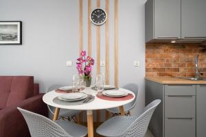 Kuchyň nebo kuchyňský kout v ubytování Apartment Kamienna Krzyki with FREE GARAGE Wrocław by Noclegi Renters