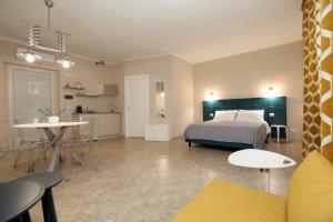 une chambre avec un lit et une table et une cuisine dans l'établissement SuDaNoi, à Bari